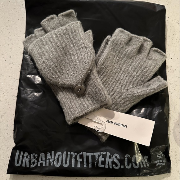 NWT, UO Ribbed Convertible Glove - Picture 3 of 5